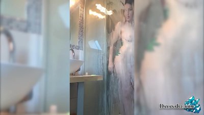 Ọmọ pẹlu kan sisanra ti apọju baraenisere ni Shower